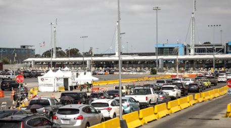 Fotografía que muestra vehículos cruzando hacia Estados Unidos este jueves, en la Garita Internacional San Ysidro, en Tijuana, Baja California. EFE/J. Terríquez