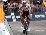 El mexicano Isaac del Toro recorta seis segundos al líder Louis Barré en la Vuelta a Alemania. EFE