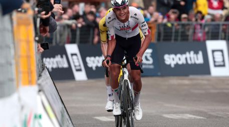 El mexicano Isaac del Toro recorta seis segundos al líder Louis Barré en la Vuelta a Alemania. EFE