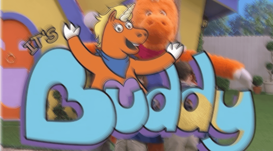Con una duración aproximada de 95 minutos, Buddy busca combinar terror, comedia y una estética deliberadamente inspirada en la televisión infantil de décadas pasadas. ESPECIAL/YouTube/Saban Films