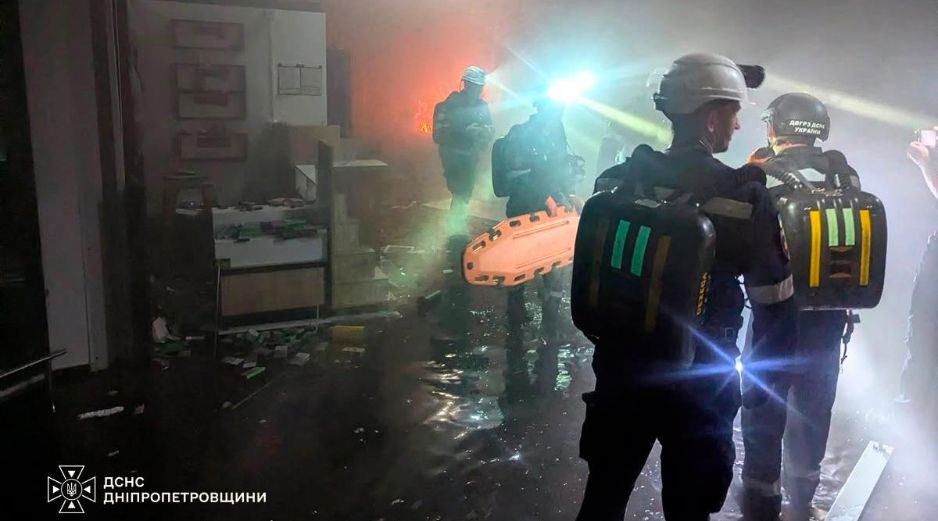 Según el Servicio Estatal de Emergencias (DSNS), las labores para extinguir el incendio y las operaciones de búsqueda y rescate continúan. EFE/Cuenta de X de Volodimir Zelenski