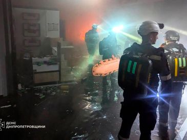 Según el Servicio Estatal de Emergencias (DSNS), las labores para extinguir el incendio y las operaciones de búsqueda y rescate continúan. EFE/Cuenta de X de Volodimir Zelenski