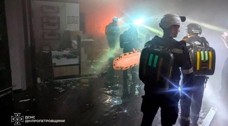 Según el Servicio Estatal de Emergencias (DSNS), las labores para extinguir el incendio y las operaciones de búsqueda y rescate continúan. EFE/Cuenta de X de Volodimir Zelenski