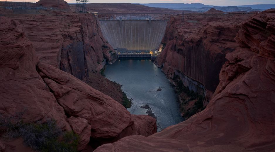 Una marca de minerales claros en forma de anillo muestra el nivel máximo alcanzado por el agua del lago Mead, cerca de la presa Hoover y del Área Recreativa Nacional del Lago Mead. AP/J. Locher