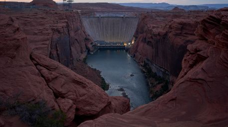 Una marca de minerales claros en forma de anillo muestra el nivel máximo alcanzado por el agua del lago Mead, cerca de la presa Hoover y del Área Recreativa Nacional del Lago Mead. AP/J. Locher