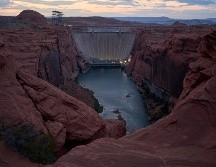 Una marca de minerales claros en forma de anillo muestra el nivel máximo alcanzado por el agua del lago Mead, cerca de la presa Hoover y del Área Recreativa Nacional del Lago Mead. AP/J. Locher
