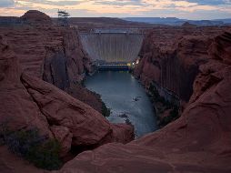 Una marca de minerales claros en forma de anillo muestra el nivel máximo alcanzado por el agua del lago Mead, cerca de la presa Hoover y del Área Recreativa Nacional del Lago Mead. AP/J. Locher
