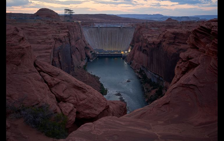 Una marca de minerales claros en forma de anillo muestra el nivel máximo alcanzado por el agua del lago Mead, cerca de la presa Hoover y del Área Recreativa Nacional del Lago Mead. AP/J. Locher