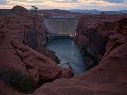 Una marca de minerales claros en forma de anillo muestra el nivel máximo alcanzado por el agua del lago Mead, cerca de la presa Hoover y del Área Recreativa Nacional del Lago Mead. AP/J. Locher