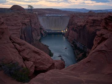 Una marca de minerales claros en forma de anillo muestra el nivel máximo alcanzado por el agua del lago Mead, cerca de la presa Hoover y del Área Recreativa Nacional del Lago Mead. AP/J. Locher