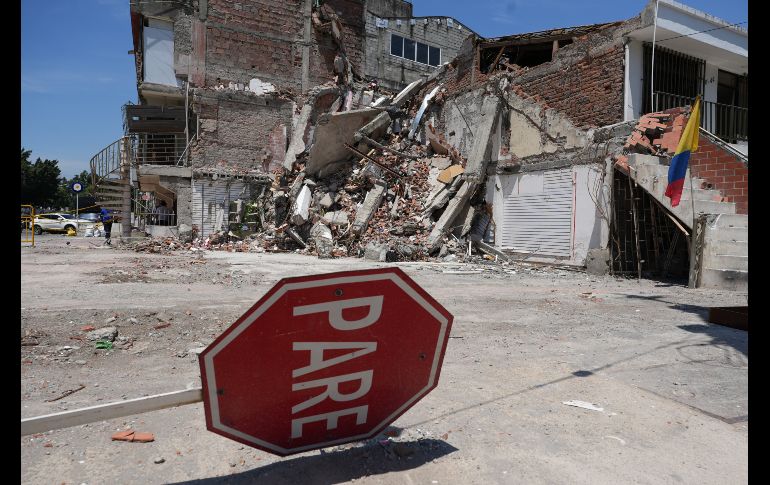 Fotografía que muestra las ruinas de un local comercial afectado por el sismo de 7.4 de magnitud que azotó a Colombia el pasado 10 de agosto, en Cali. EFE/E. Guzmán