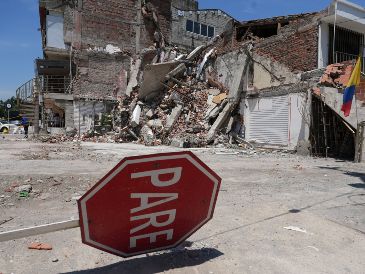 Fotografía que muestra las ruinas de un local comercial afectado por el sismo de 7.4 de magnitud que azotó a Colombia el pasado 10 de agosto, en Cali. EFE/E. Guzmán