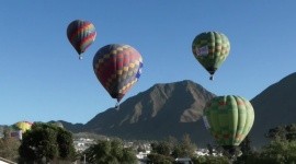 Globos aerostáticos, gastronomía y música en festival de la Mitad del Mundo en Ecuador