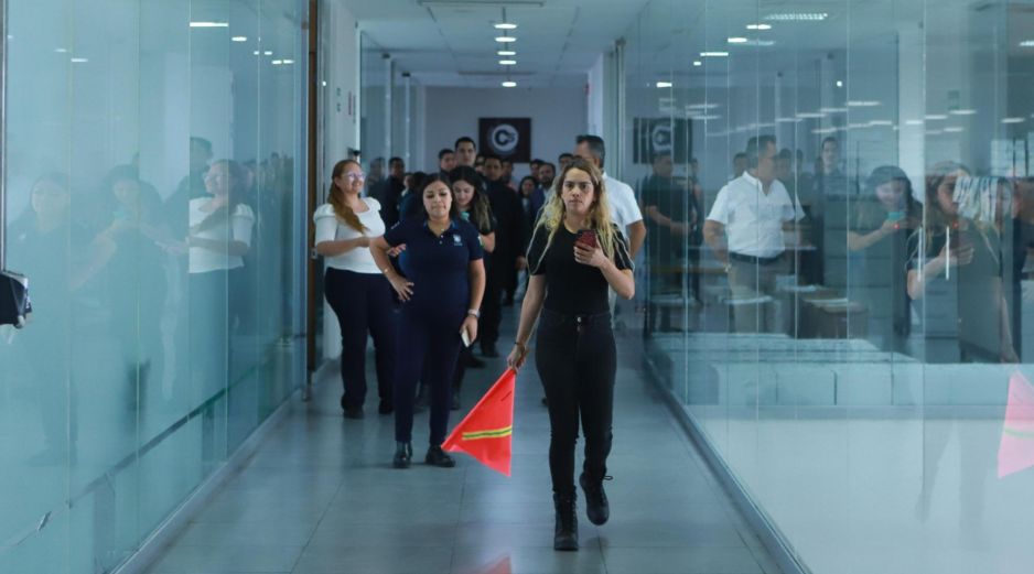 Si te encuentras en un piso bajo y existe tiempo suficiente para evacuar de manera segura, debes dirigirte hacia la salida utilizando las rutas previamente identificadas. EL INFORMADOR / ARCHIVO