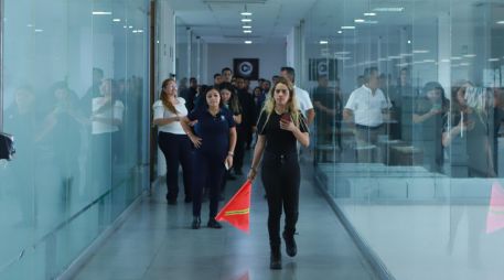 Si te encuentras en un piso bajo y existe tiempo suficiente para evacuar de manera segura, debes dirigirte hacia la salida utilizando las rutas previamente identificadas. EL INFORMADOR / ARCHIVO