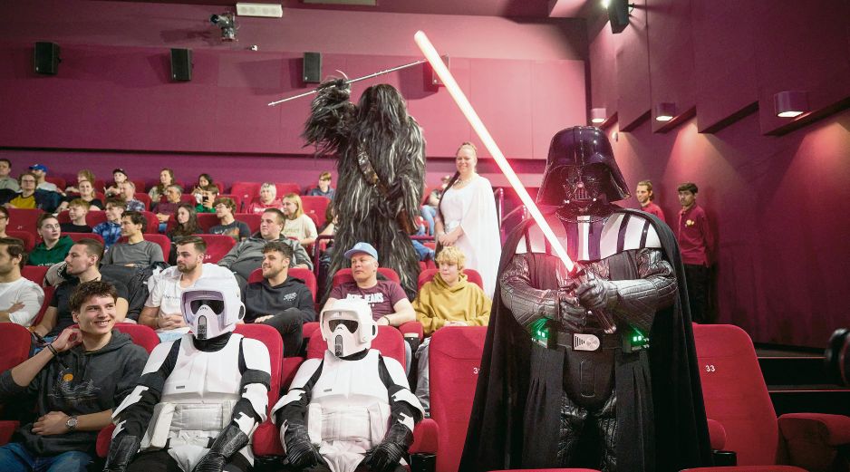 La Academia de Hollywood busca que la gente vuelva a disfrutar de las salas de cine, como ocurrió en esta función con fans de “Star Wars”. AFP