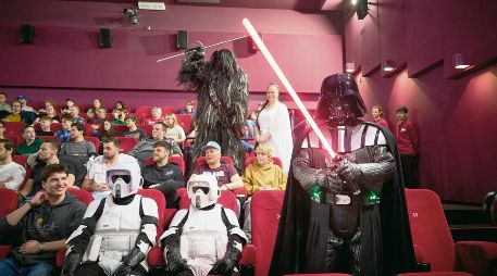 La Academia de Hollywood busca que la gente vuelva a disfrutar de las salas de cine, como ocurrió en esta función con fans de “Star Wars”. AFP