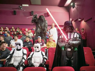 La Academia de Hollywood busca que la gente vuelva a disfrutar de las salas de cine, como ocurrió en esta función con fans de “Star Wars”. AFP