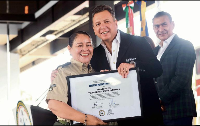 El gobernador Pablo Lemus reconoció la vocación y años de servicio de los elementos de Protección Civil y Bomberos de Jalisco. ESPECIAL