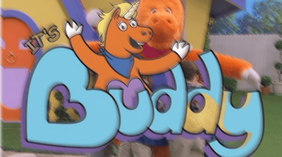 Con una duración aproximada de 95 minutos, Buddy busca combinar terror, comedia y una estética deliberadamente inspirada en la televisión infantil de décadas pasadas. ESPECIAL/YouTube/Saban Films