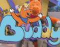 Con una duración aproximada de 95 minutos, Buddy busca combinar terror, comedia y una estética deliberadamente inspirada en la televisión infantil de décadas pasadas. ESPECIAL/YouTube/Saban Films