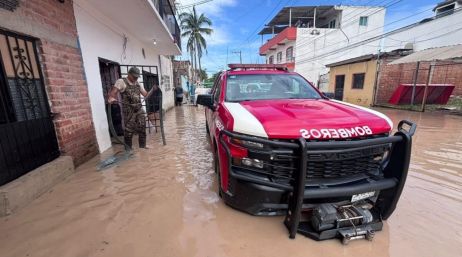 Autoridades retiraron un tapón de palizada, lodo y basura que obstruía el flujo del agua, para liberar el cauce y prevenir afectaciones en la zona.ESPECIAL
