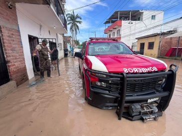 Autoridades retiraron un tapón de palizada, lodo y basura que obstruía el flujo del agua, para liberar el cauce y prevenir afectaciones en la zona.ESPECIAL
