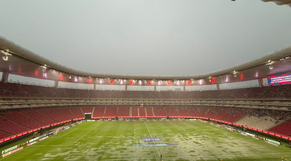 El Chivas vs Tijuana fue retrasado debido a la fuerte lluvia que azotó Guadalajara y dejó encharcada la cancha del Estadio AKRON. EL INFORMADOR/ F. RAMÍREZ.