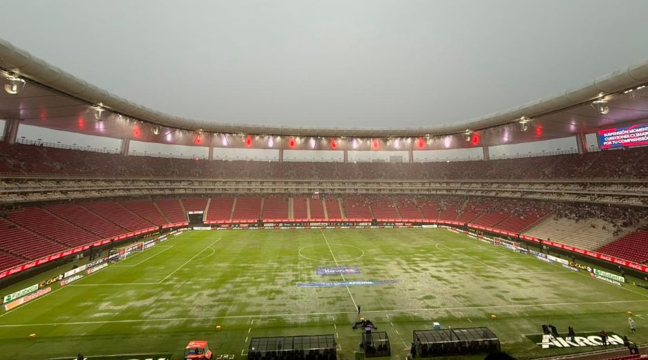 El Chivas vs Tijuana fue retrasado debido a la fuerte lluvia que azotó Guadalajara y dejó encharcada la cancha del Estadio AKRON. EL INFORMADOR/ F. RAMÍREZ.