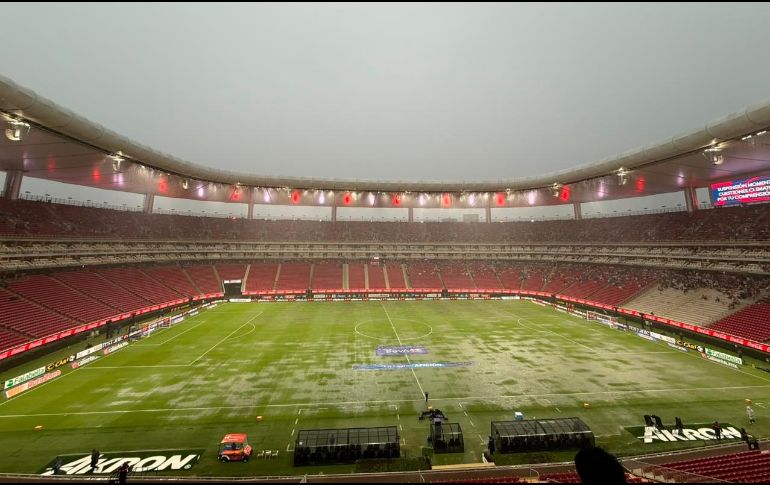 El Chivas vs Tijuana fue retrasado debido a la fuerte lluvia que azotó Guadalajara y dejó encharcada la cancha del Estadio AKRON. EL INFORMADOR/ F. RAMÍREZ.
