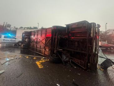 La volcadura de un camión de pasajeros en Carretera a Chapala dejó dos personas lesionadas, entre ellas un menor de edad. ESPECIAL.