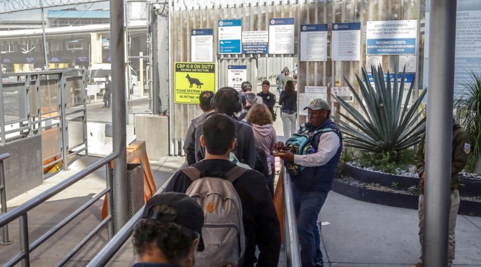 Personas hacen fila para cruzar hacia Estados Unidos este jueves, en la Garita Internacional San Ysidro, en Tijuana, Baja California. EFE/J. Terríquez