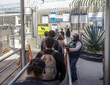 Personas hacen fila para cruzar hacia Estados Unidos este jueves, en la Garita Internacional San Ysidro, en Tijuana, Baja California. EFE/J. Terríquez