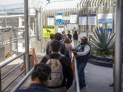 Personas hacen fila para cruzar hacia Estados Unidos este jueves, en la Garita Internacional San Ysidro, en Tijuana, Baja California. EFE/J. Terríquez