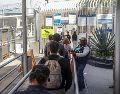 Personas hacen fila para cruzar hacia Estados Unidos este jueves, en la Garita Internacional San Ysidro, en Tijuana, Baja California. EFE/J. Terríquez