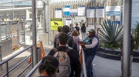 Personas hacen fila para cruzar hacia Estados Unidos este jueves, en la Garita Internacional San Ysidro, en Tijuana, Baja California. EFE/J. Terríquez