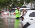 Ante las inundaciones, Protección Civil implementó operativos ante los autos que se quedaron varados por las inundaciones. ESPECIAL/Protección Civil Guadalajara