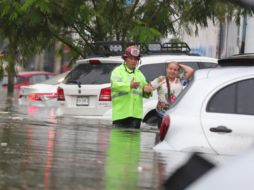 Ante las inundaciones, Protección Civil implementó operativos ante los autos que se quedaron varados por las inundaciones. ESPECIAL/Protección Civil Guadalajara