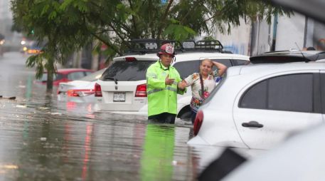 Ante las inundaciones, Protección Civil implementó operativos ante los autos que se quedaron varados por las inundaciones. ESPECIAL/Protección Civil Guadalajara