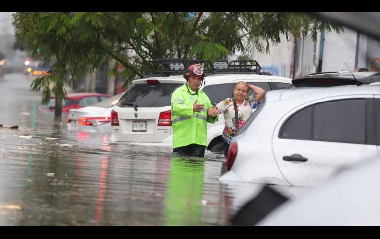 Ante las inundaciones, Protección Civil implementó operativos ante los autos que se quedaron varados por las inundaciones. ESPECIAL/Protección Civil Guadalajara