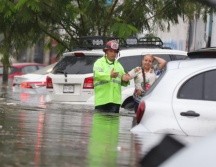 Ante las inundaciones, Protección Civil implementó operativos ante los autos que se quedaron varados por las inundaciones. ESPECIAL/Protección Civil Guadalajara