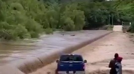 Adultos mayores cruzan un río y ponen en riesgo su vida