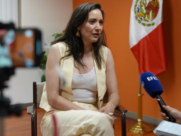 La secretaria de Cultura de México, Claudia Curiel de Icaza, habla durante una entrevista con EFE, en la embajada de México en Los Ángeles. EFE/ Omar Alonso