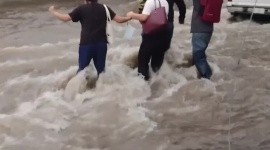 VIDEO capta a dos mujeres arrastradas por la corriente en Lomas de Polanco