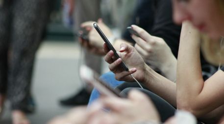 El uso de celulares entre menores crece en México, mientras expertos advierten sobre sus efectos en el bienestar emocional. UNSPLASH.
