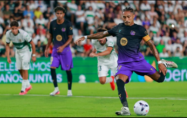 Karim Adeyemi y Anthony Gordon destacaron en su estreno con el Barcelona, al aportar un gol y dos asistencias, respectivamente. EFE.