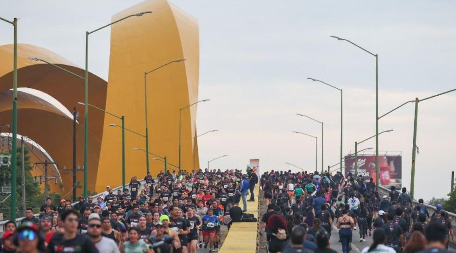 Más de 10 mil corredores participaron en el 10K Internacional COMUDE Guadalajara y Bomberos, que celebró el deporte y reconoció la labor de los cuerpos de emergencia. CORTESÍA/COMUDE.