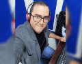 El comunicador es originario de San Jerónimo Tecóatl, Oaxaca, y trabaja como locutor en la estación Evolución 98.5 FM. ESPECIAL