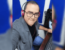 El comunicador es originario de San Jerónimo Tecóatl, Oaxaca, y trabaja como locutor en la estación Evolución 98.5 FM. ESPECIAL