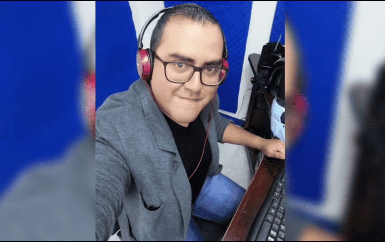El comunicador es originario de San Jerónimo Tecóatl, Oaxaca, y trabaja como locutor en la estación Evolución 98.5 FM. ESPECIAL